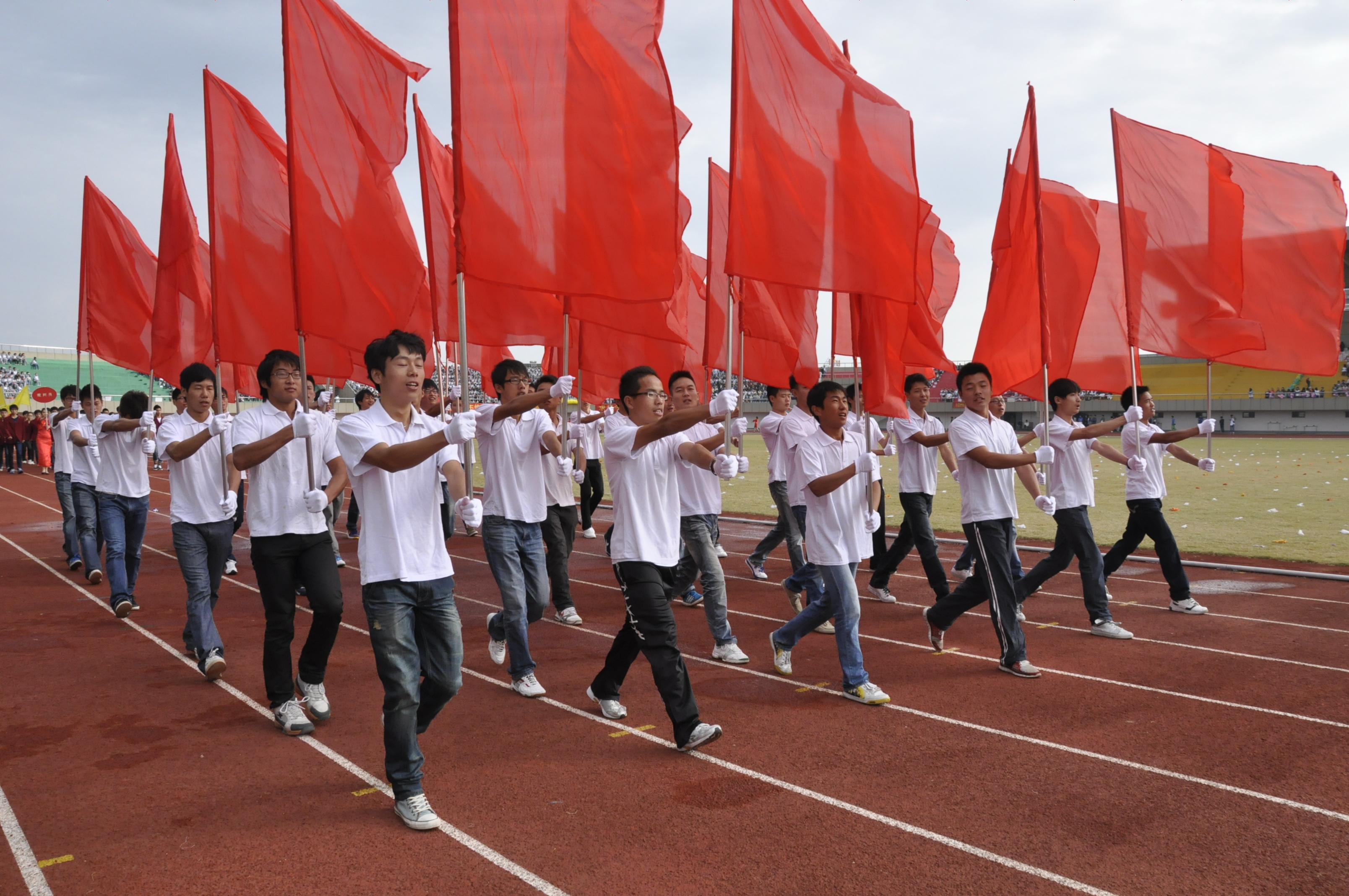 来自于jinnianhui今年会的同学们组成仪仗队，昂首挺胸，踏步走来